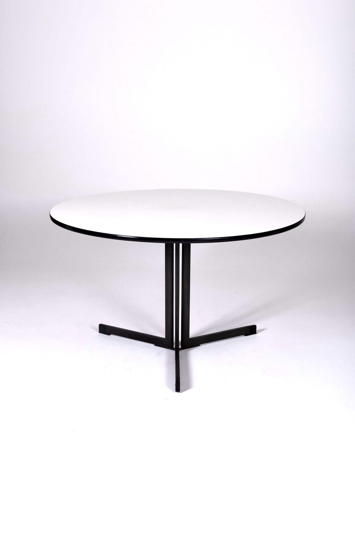 Table à manger ronde modèle AP103 du designer hollandais Hein Salomonson, édition Ap Originals dans les années 1950. Le plateau est en mélaminé blanc, le piètement est en métal laqué noir. Très bon état.