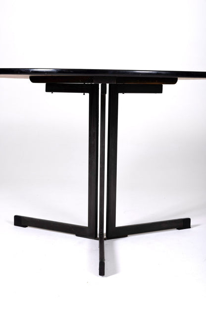 Table à manger ronde modèle AP103 du designer hollandais Hein Salomonson, édition Ap Originals dans les années 1950. Le plateau est en mélaminé blanc, le piètement est en métal laqué noir. Très bon état.