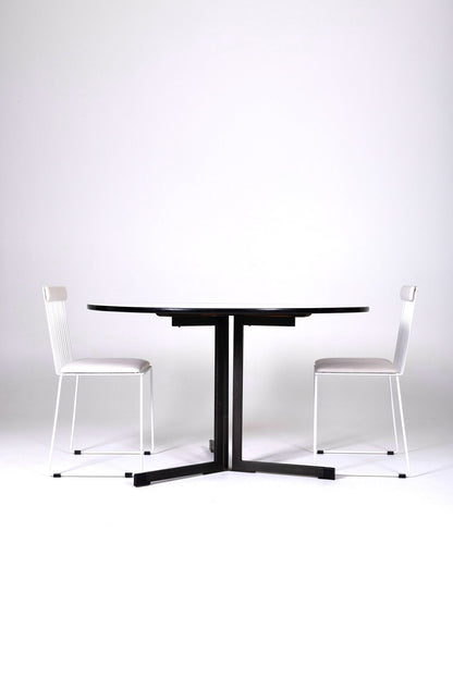 Table à manger ronde modèle AP103 du designer hollandais Hein Salomonson, édition Ap Originals dans les années 1950. Le plateau est en mélaminé blanc, le piètement est en métal laqué noir. Très bon état.