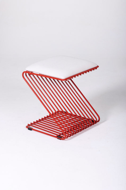 Tabouret Z du designer François Arnal pour l'Atelier A. Le coussin est en textile blanc et la structure tubulaire en métal laqué rouge. Parfait état.