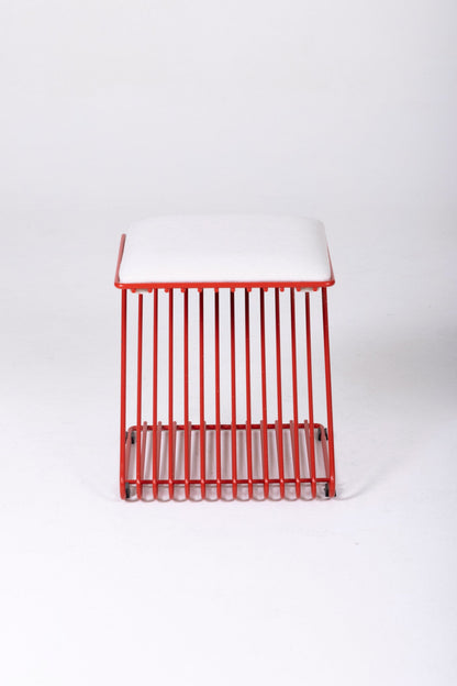 Tabouret Z du designer François Arnal pour l'Atelier A. Le coussin est en textile blanc et la structure tubulaire en métal laqué rouge. Parfait état.