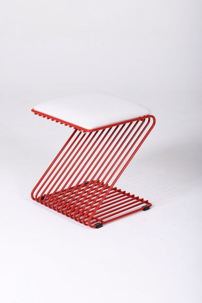 Tabouret Z du designer François Arnal pour l'Atelier A. Le coussin est en textile blanc et la structure tubulaire en métal laqué rouge. Parfait état.