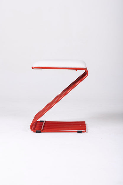 Tabouret Z du designer François Arnal pour l'Atelier A. Le coussin est en textile blanc et la structure tubulaire en métal laqué rouge. Parfait état.