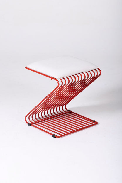 Tabouret Z du designer François Arnal pour l'Atelier A. Le coussin est en textile blanc et la structure tubulaire en métal laqué rouge. Parfait état.