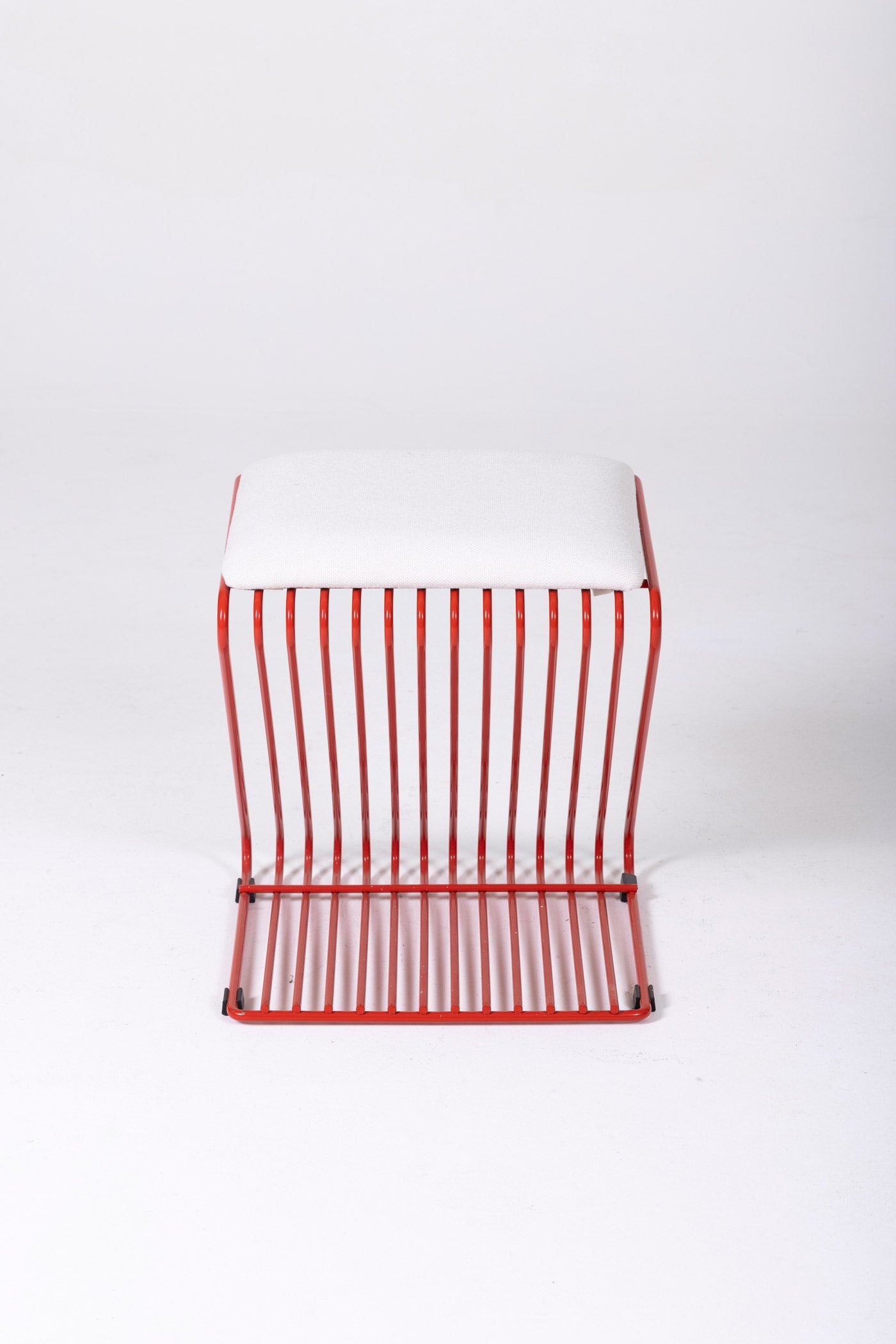 Tabouret Z du designer François Arnal pour l'Atelier A. Le coussin est en textile blanc et la structure tubulaire en métal laqué rouge. Parfait état.