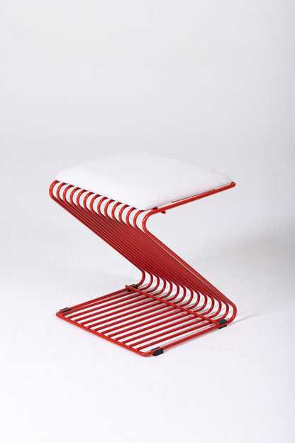 Tabouret Z du designer François Arnal pour l'Atelier A. Le coussin est en textile blanc et la structure tubulaire en métal laqué rouge. Parfait état.