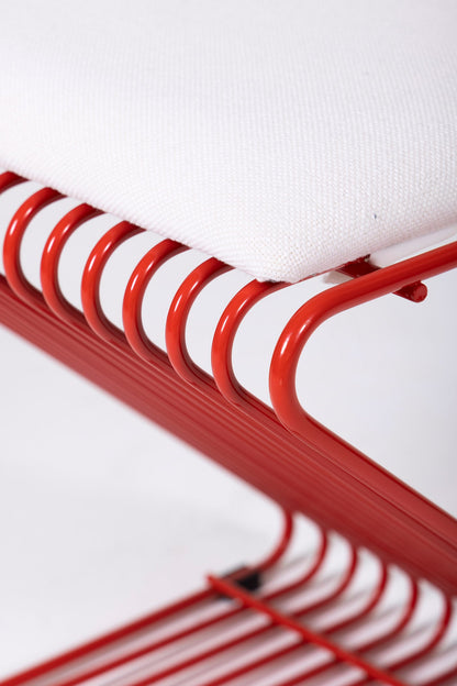 Tabouret Z du designer François Arnal pour l'Atelier A. Le coussin est en textile blanc et la structure tubulaire en métal laqué rouge. Parfait état.