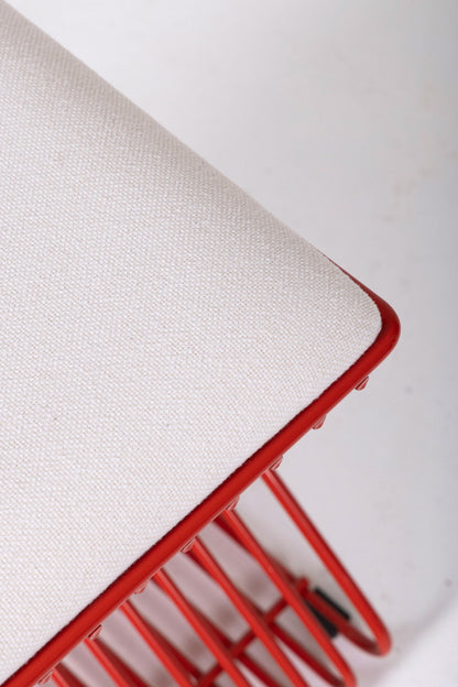 Tabouret Z du designer François Arnal pour l'Atelier A. Le coussin est en textile blanc et la structure tubulaire en métal laqué rouge. Parfait état.