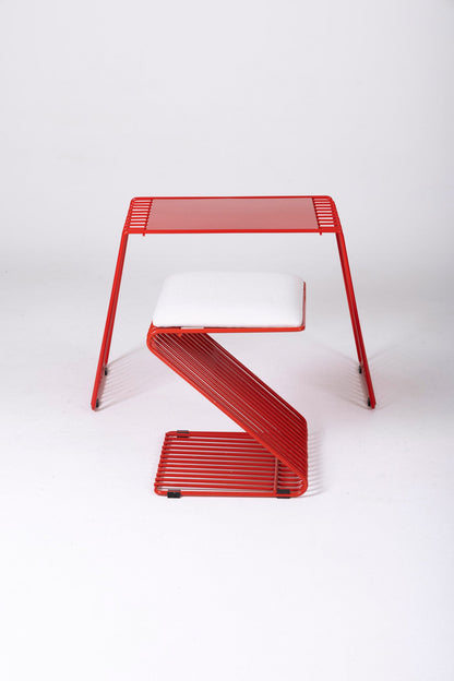 Tabouret Z du designer François Arnal pour l'Atelier A. Le coussin est en textile blanc et la structure tubulaire en métal laqué rouge. Parfait état.