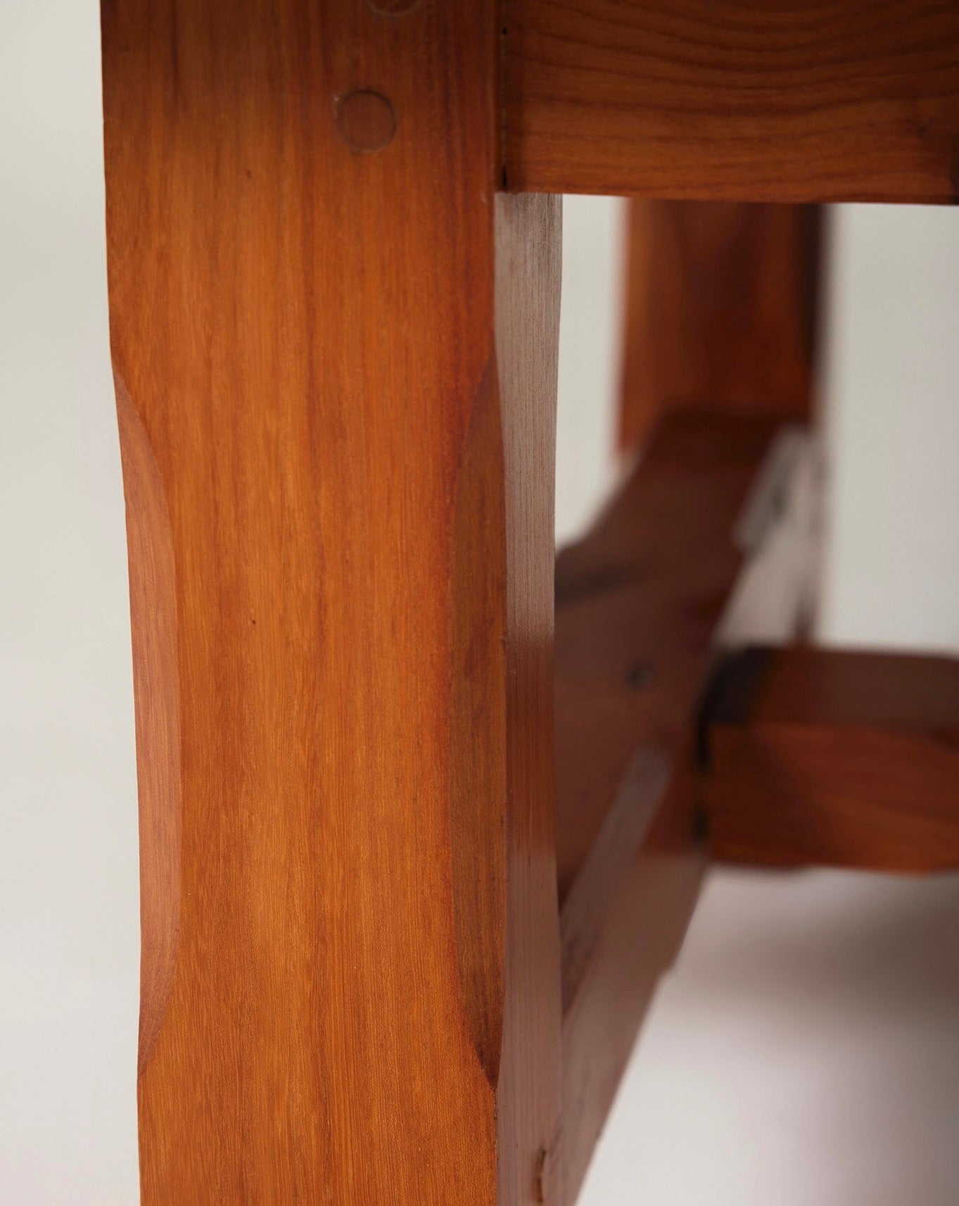Table basse carrée en bois massif avec petite étagère sous le plateau. Très bon état.