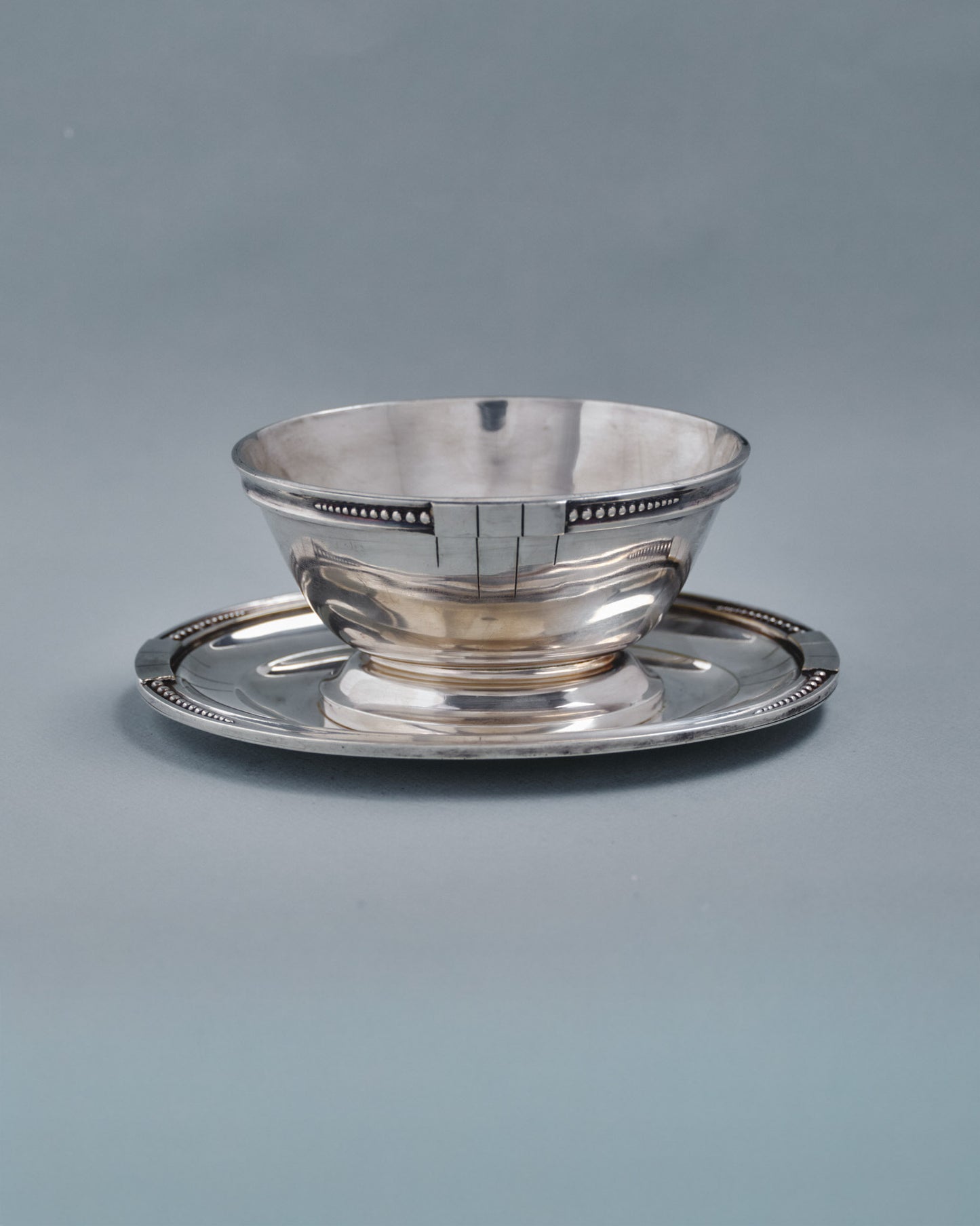 Saucière en métal argenté de l'orfèvre Samuel ASKENFELD. Décor de perle et de forme géométrique dans le style Art Déco. Très bel état, présente une patine conforme à l'âge et à l'usage.&nbsp;