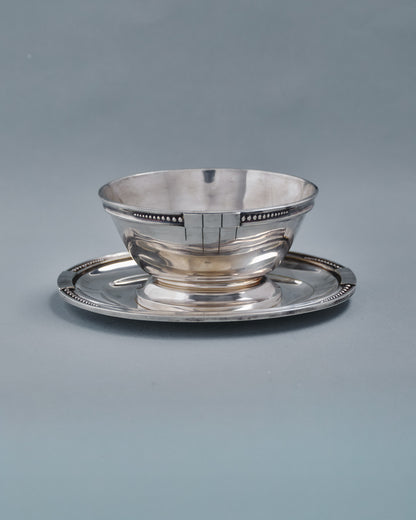 Saucière en métal argenté de l'orfèvre Samuel ASKENFELD. Décor de perle et de forme géométrique dans le style Art Déco. Très bel état, présente une patine conforme à l'âge et à l'usage.&nbsp;