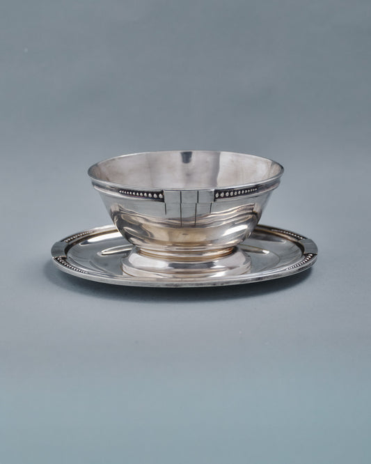 Saucière en métal argenté de l'orfèvre Samuel ASKENFELD. Décor de perle et de forme géométrique dans le style Art Déco. Très bel état, présente une patine conforme à l'âge et à l'usage.&nbsp;