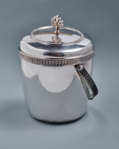 Seau à glaçons en métal argenté Thermid Paris, orné d'un décor ciselé à motif de frise géométrique et d'un bouton de couvercle en forme d'éventail stylisé. Typique du design français des années 1950-60. Bel état général, patine conforme à l'âge.