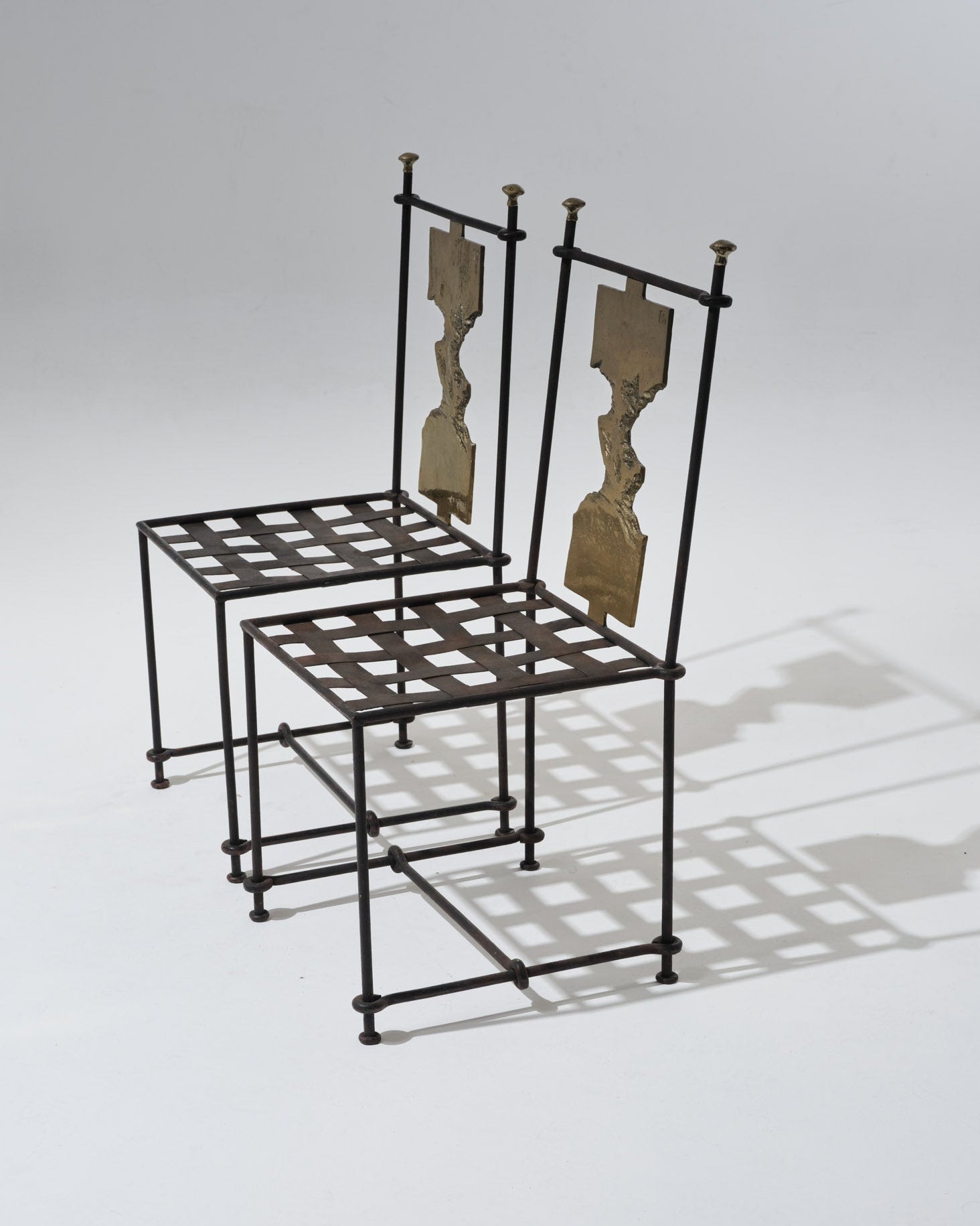 Set de 2 chaises sculpturales réalisées par le designer et artisan David Marshall, associant une structure en métal patiné à un dossier orné d'une plaque en bronze brut aux formes organiques. Chaque pièce est unique, témoignant du savoir-faire artisanal et de l'approche sculpturale de l'artiste.
Très bon état, avec une patine homogène et de légères traces d'usage cohérentes avec l'âge.