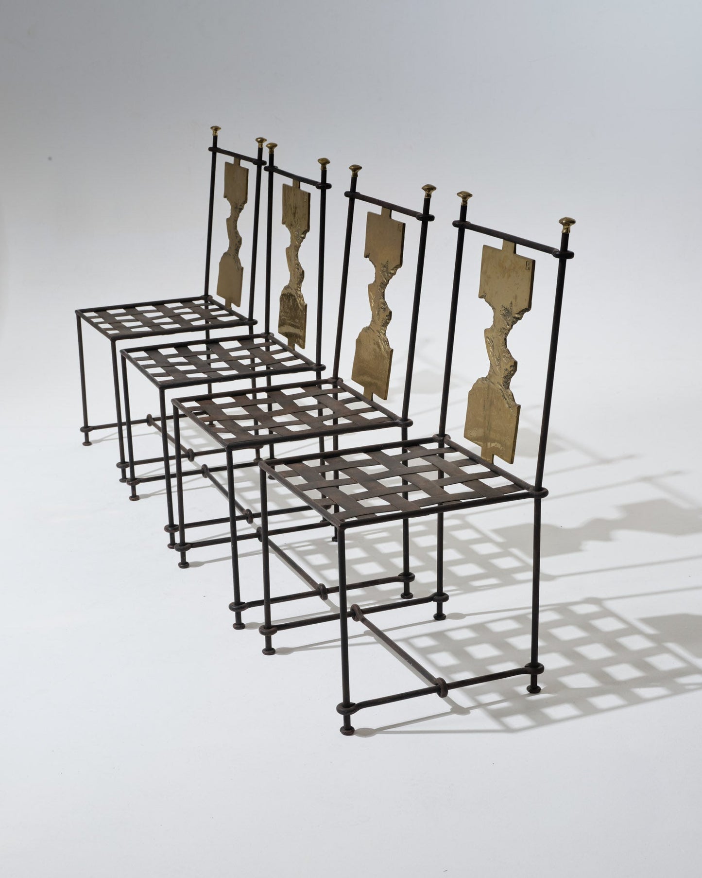 Set de 4 chaises sculpturales réalisées par le designer et artisan David Marshall, associant une structure en métal patiné à un dossier orné d'une plaque en bronze brut aux formes organiques. Chaque pièce est unique, témoignant du savoir-faire artisanal et de l'approche sculpturale de l'artiste.
Très bon état, avec une patine homogène et de légères traces d'usage cohérentes avec l'âge.