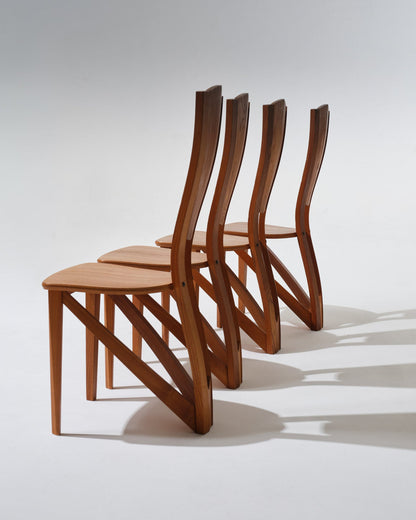 Chaise sculpturale réalisé en orme massif, signature du savoir-faire de la maison Seltz. Le dossier en éventail et les lignes galbées confèrent une allure équilibrée. La teinte miel doré du bois met en valeur le veinage naturel et la chaleur du matériau.
Très bon état général, belle patine du bois.