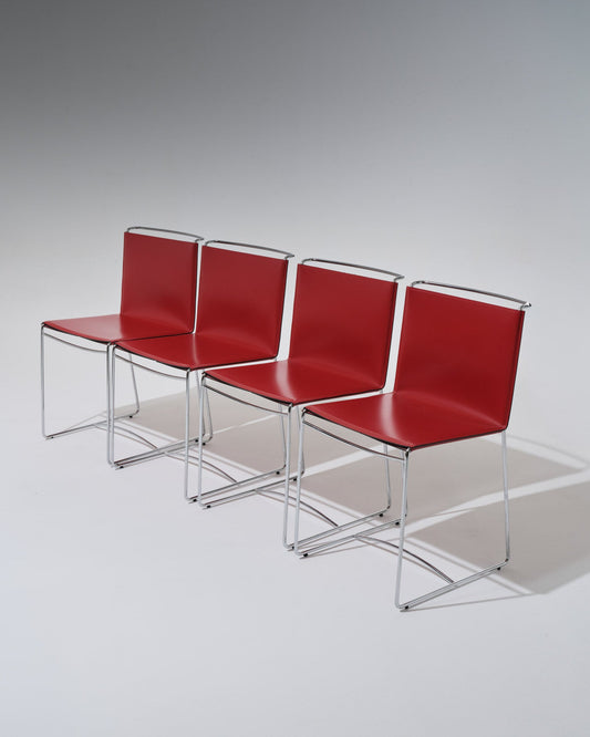 Set de 4 chaises en cuir modèle "Fil" par le designer français Pascal Mourgue (1943-2014) pour Cinna / Ligne Roset dans les années 2000.
Structure tubulaire en acier chromé. L'assise et le dossier sont constitués d'une house en cuir rouge renforcée à l'intérieur par une nappe extensible contre-collée. Fermeture éclair au dos du dossier, permettant de retirer la housse. Très bel état général.