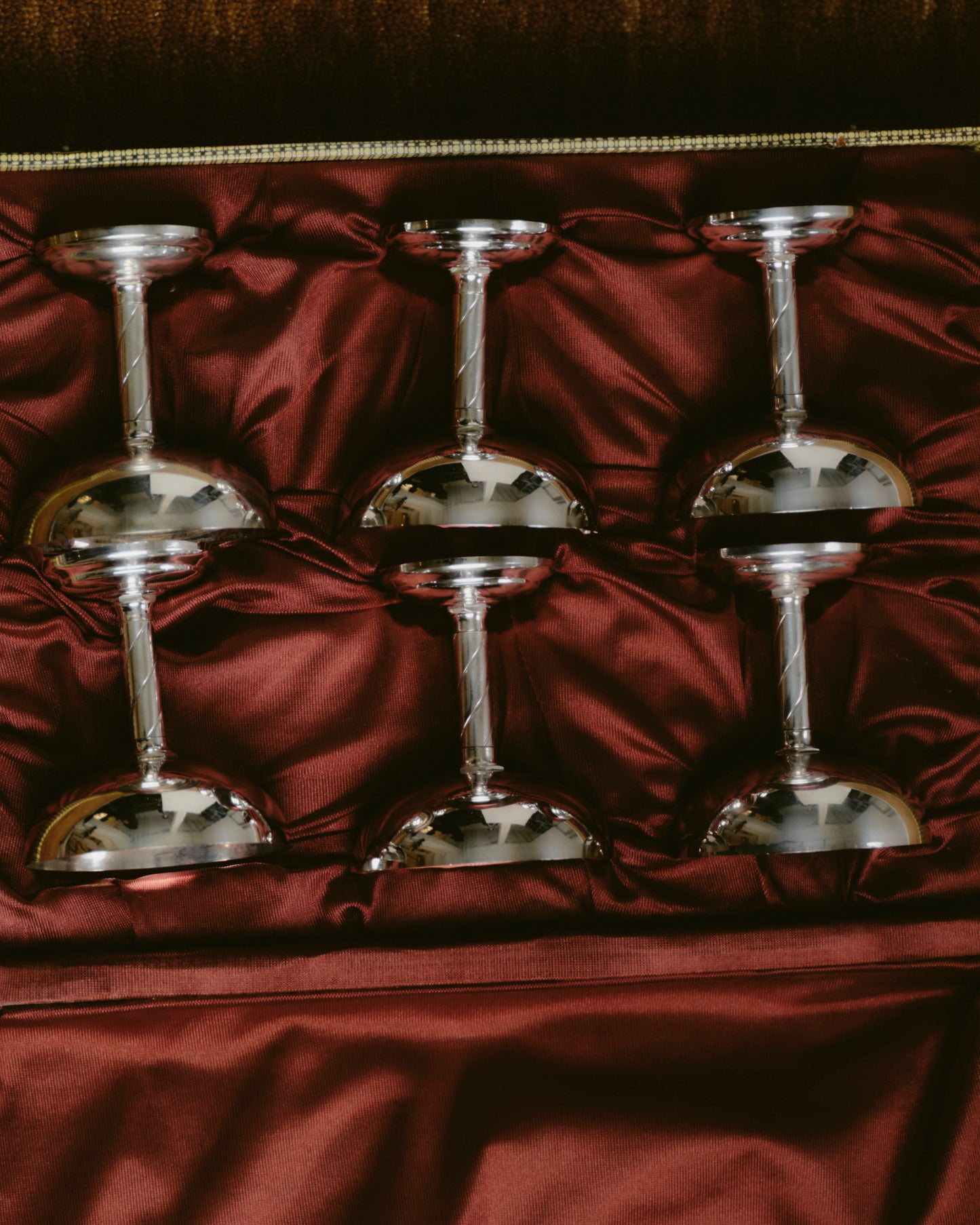 Set de six coupes à champagne en métal, présenté dans son écrin d'origine. Chaque coupe repose sur une tige torsadée, détail typique du design des années 1960. Très bon état général, légère patine conforme à l'âge.