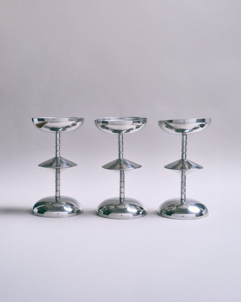 Set de six coupes à glace en acier inoxydable poli, design géométrique typique des productions italiennes des années 1970. Bon état général avec une légère patine conforme à l'âge.