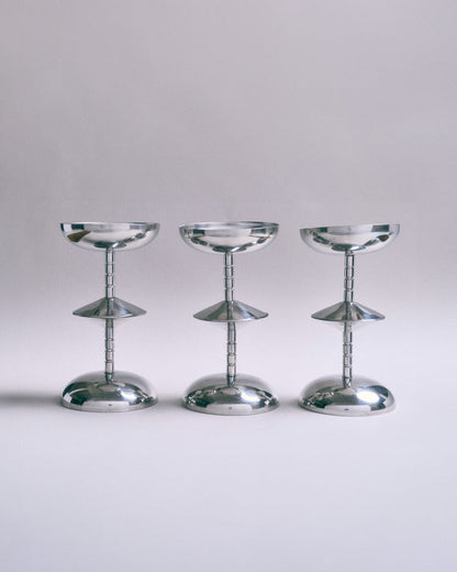 Set de six coupes à glace en acier inoxydable poli, design géométrique typique des productions italiennes des années 1970. Bon état général avec une légère patine conforme à l'âge.