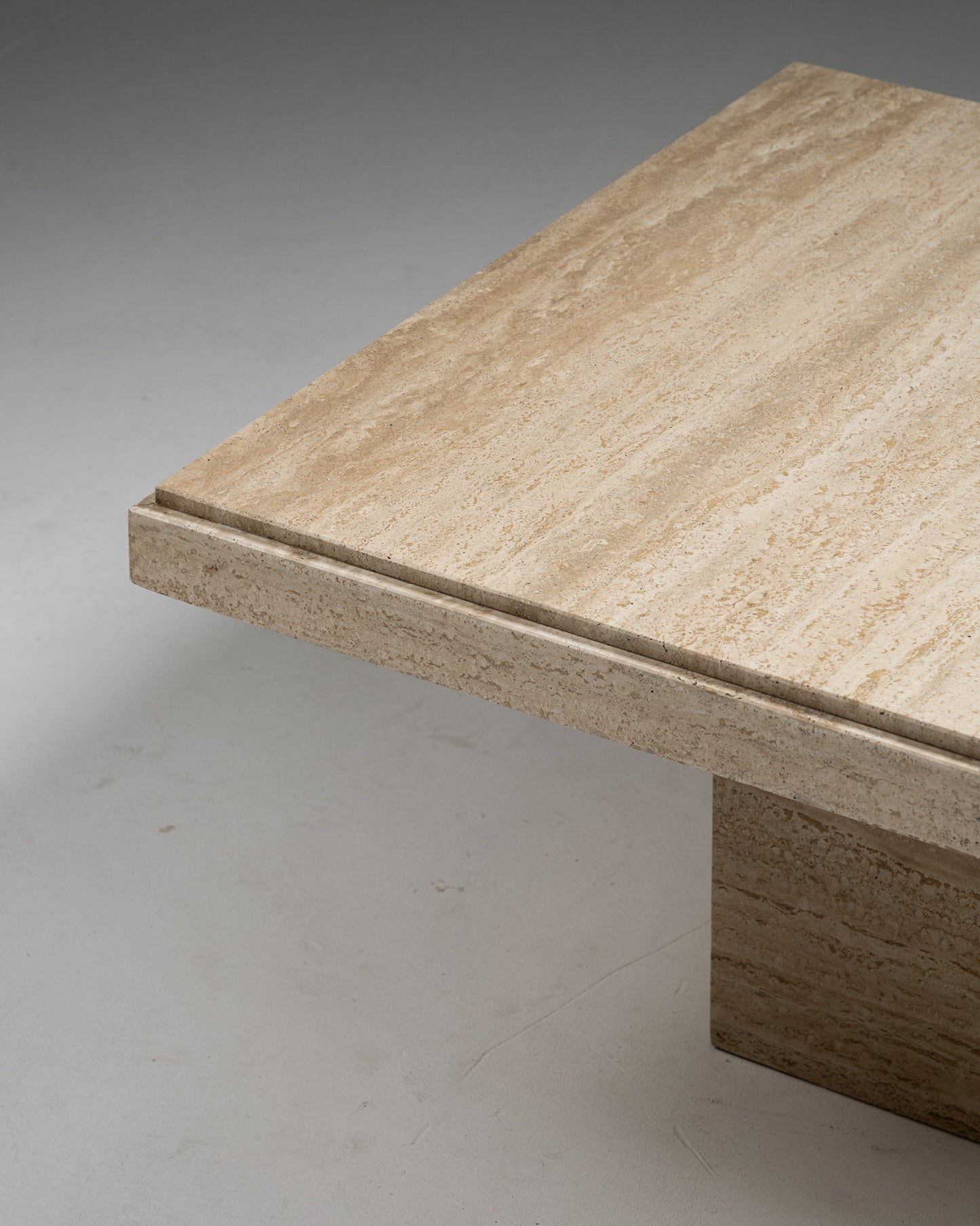 TABLE BASSE CARRÉE EN TRAVERTIN, 1980s