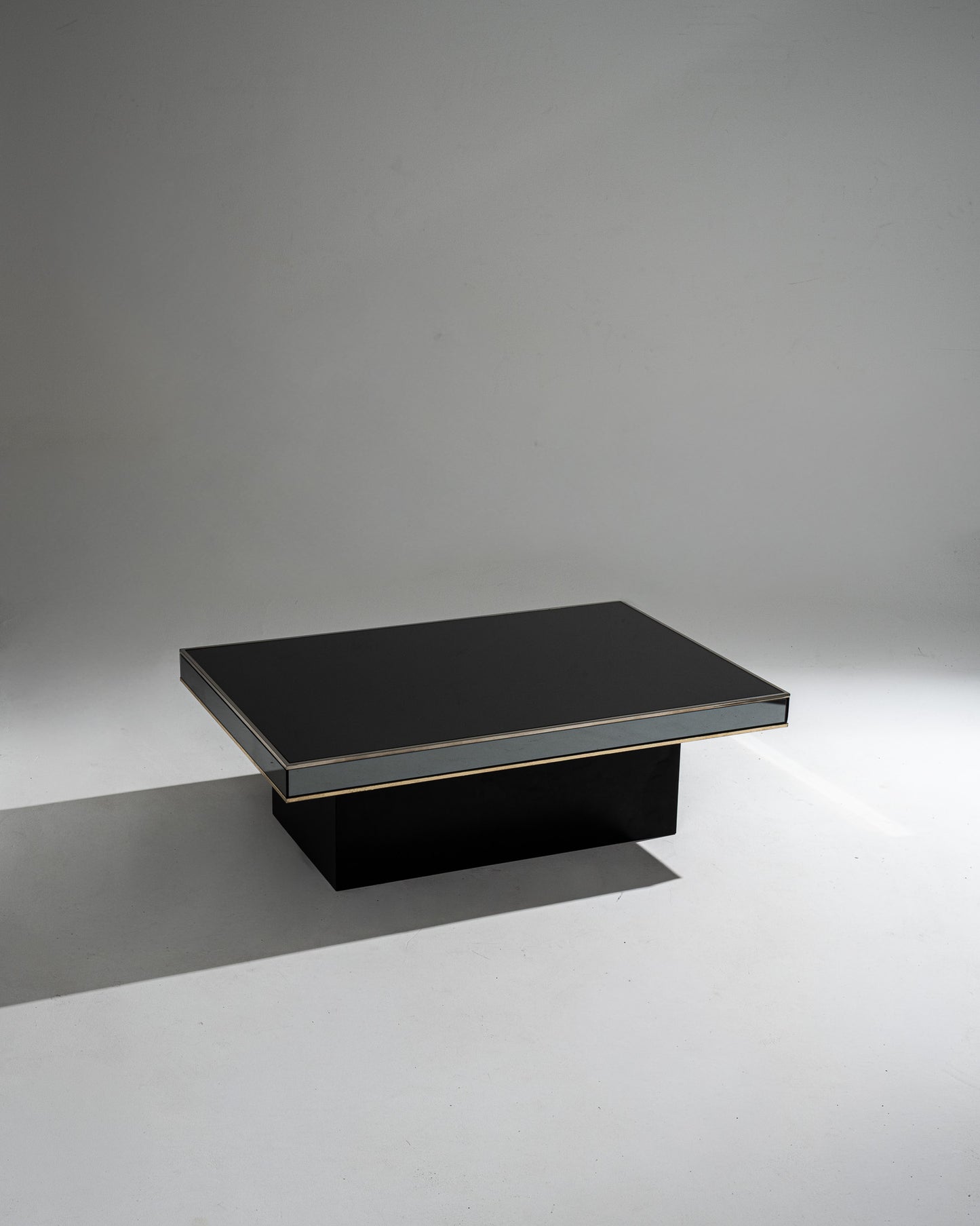 TABLE BASSE EN VERRE FUMÉ ET MÉTAL, 1970s