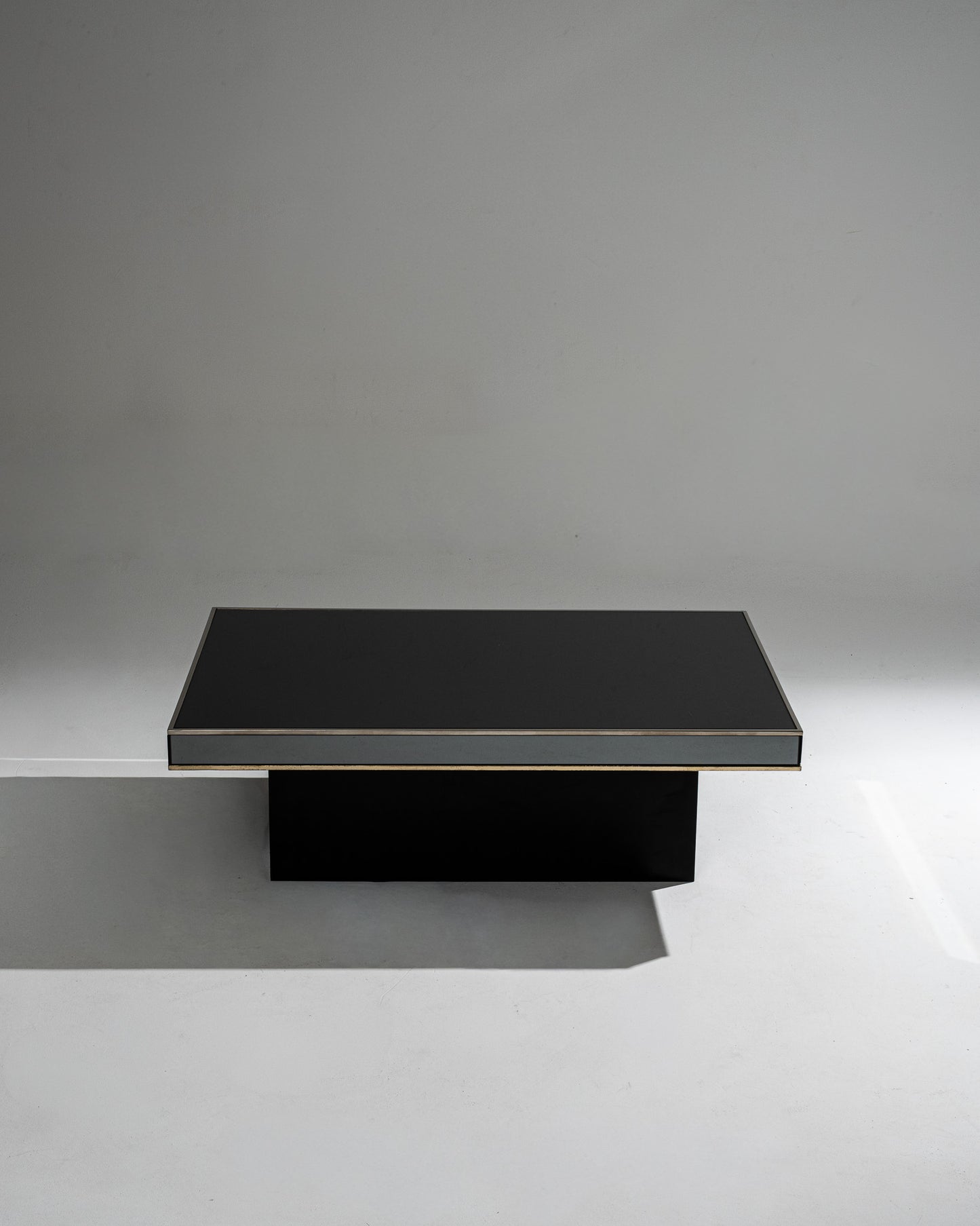 TABLE BASSE EN VERRE FUMÉ ET MÉTAL, 1970s