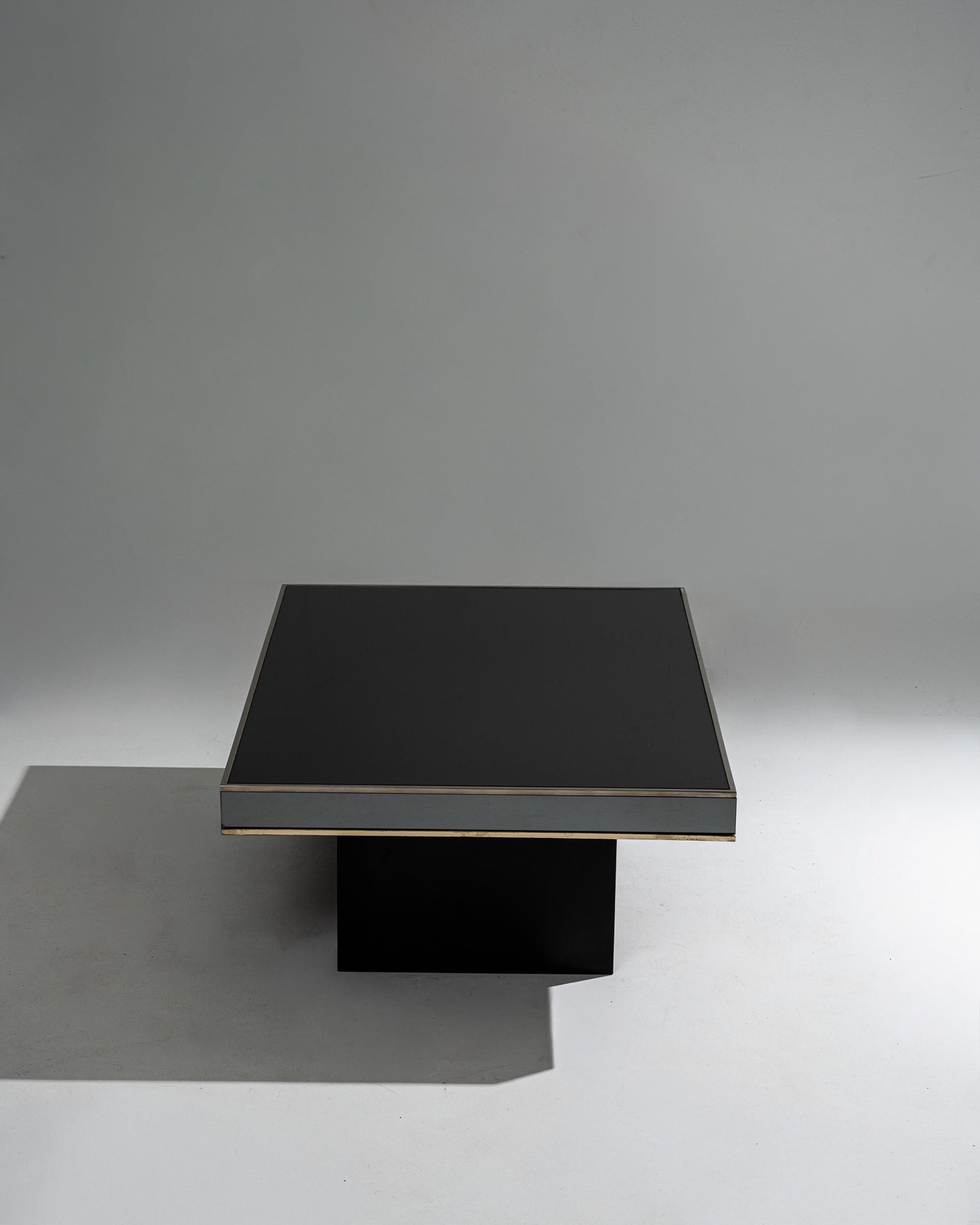 TABLE BASSE EN VERRE FUMÉ ET MÉTAL, 1970s