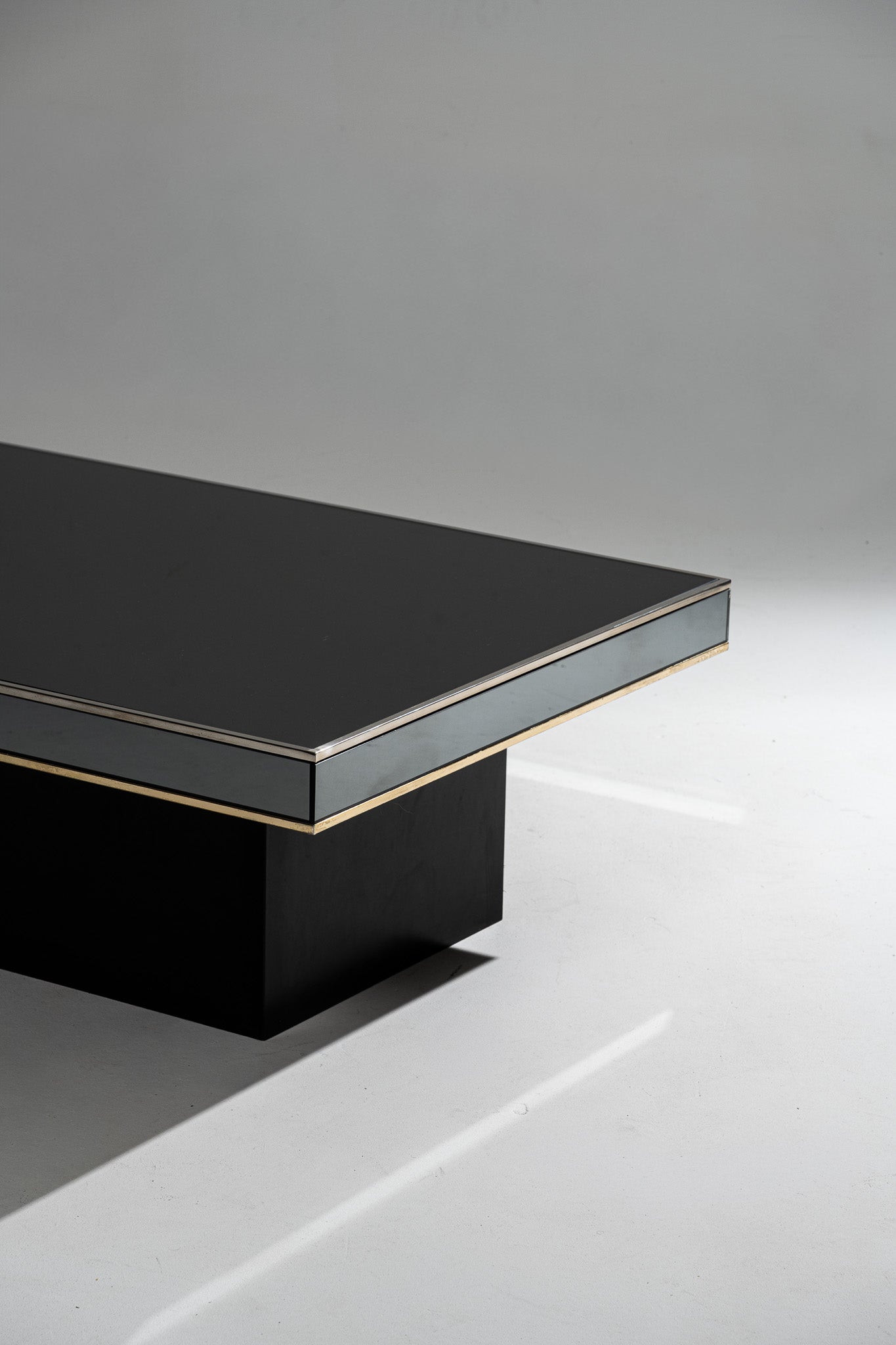 TABLE BASSE EN VERRE FUMÉ ET MÉTAL, 1970s