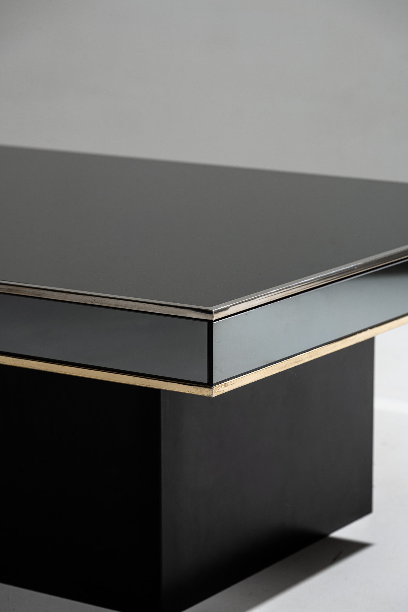 TABLE BASSE EN VERRE FUMÉ ET MÉTAL, 1970s