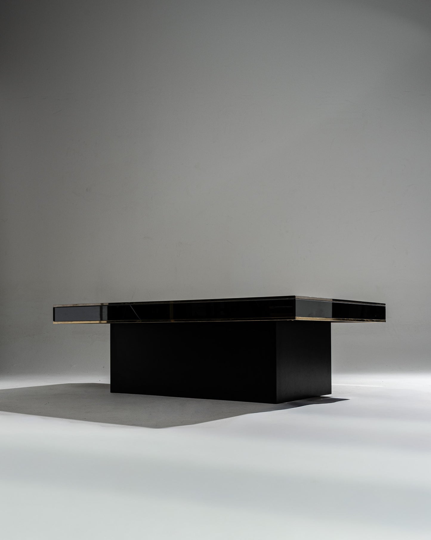 TABLE BASSE EN VERRE FUMÉ ET MÉTAL, 1970s