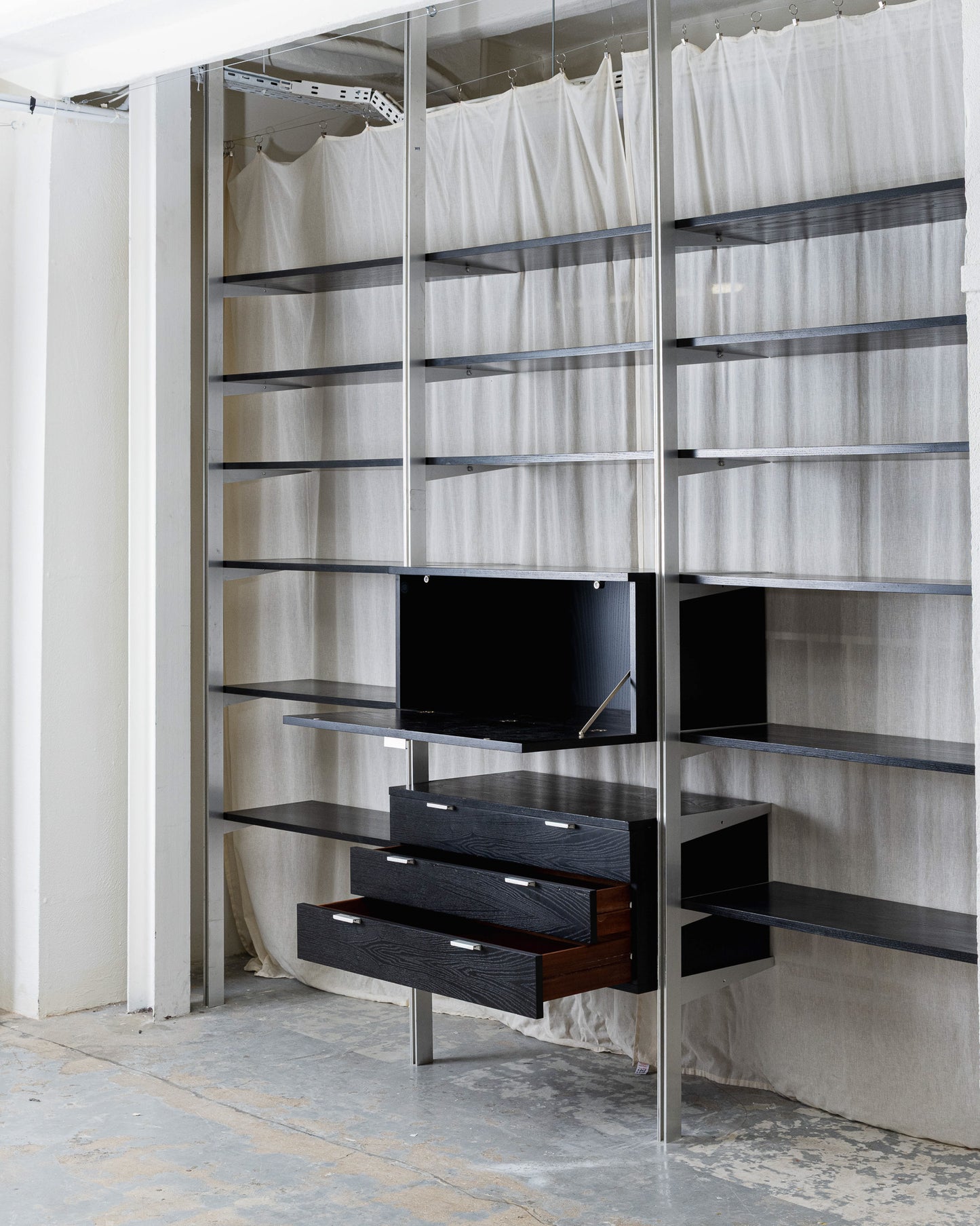 ÉTAGÈRE EN BOIS ET ALUMINIUM, GEORGES NELSON, 1950s