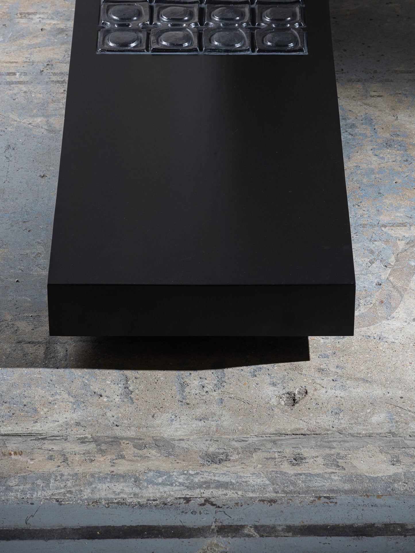 TABLE BASSE EN BOIS ET CÉRAMIQUE, 1970s