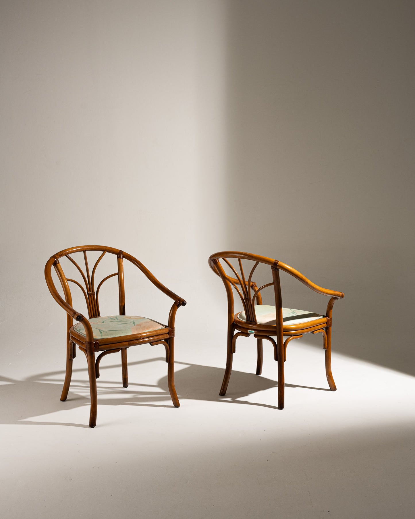 PAIRE DE FAUTEUILS EN ROTIN ET TISSU FLEURI, 1970s