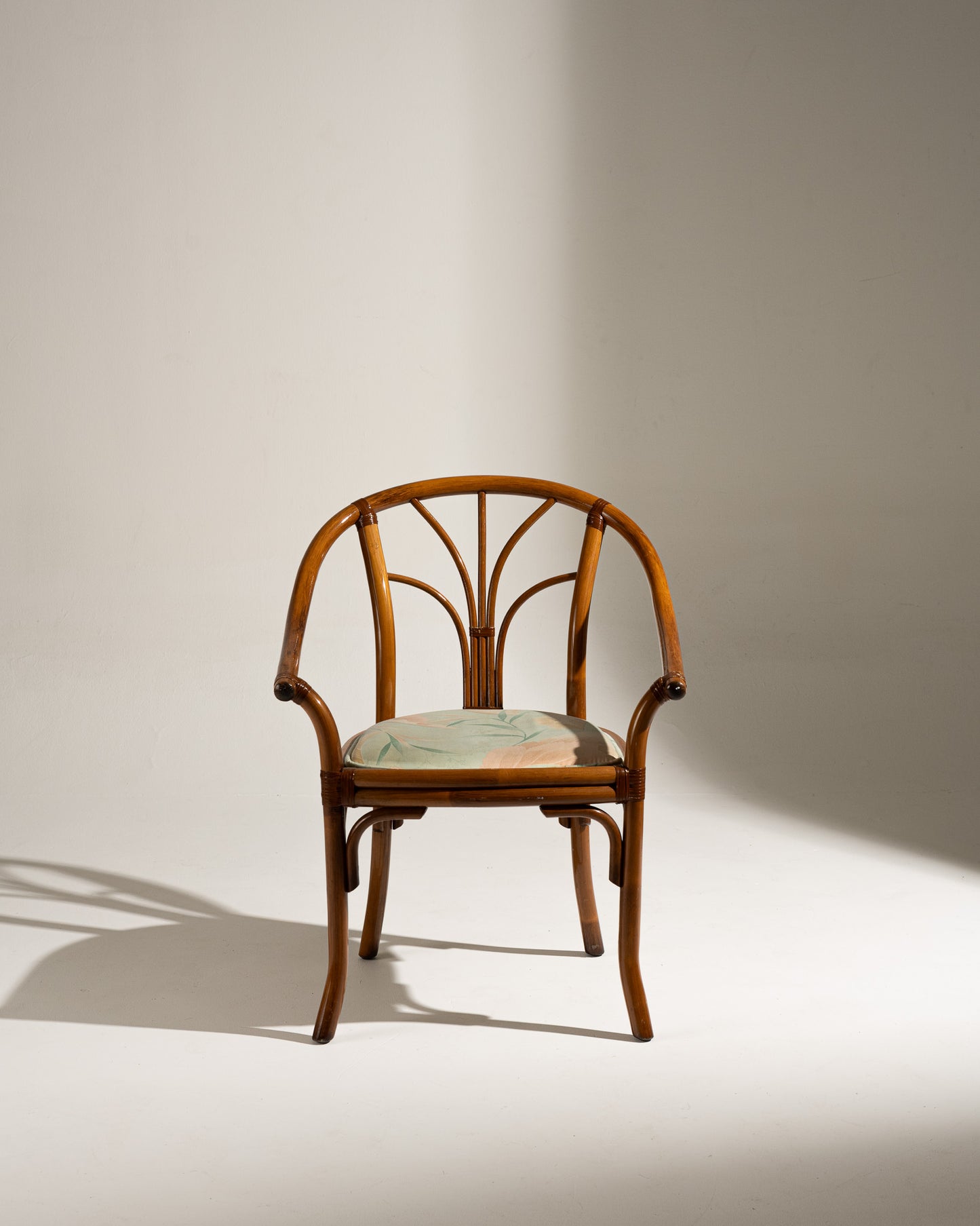 PAIRE DE FAUTEUILS EN ROTIN ET TISSU FLEURI, 1970s