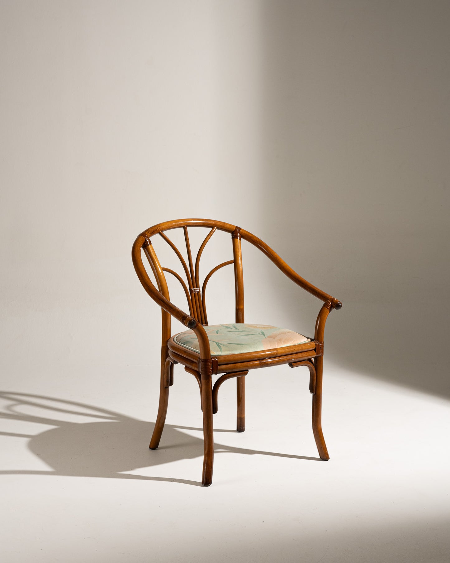 PAIRE DE FAUTEUILS EN ROTIN ET TISSU FLEURI, 1970s