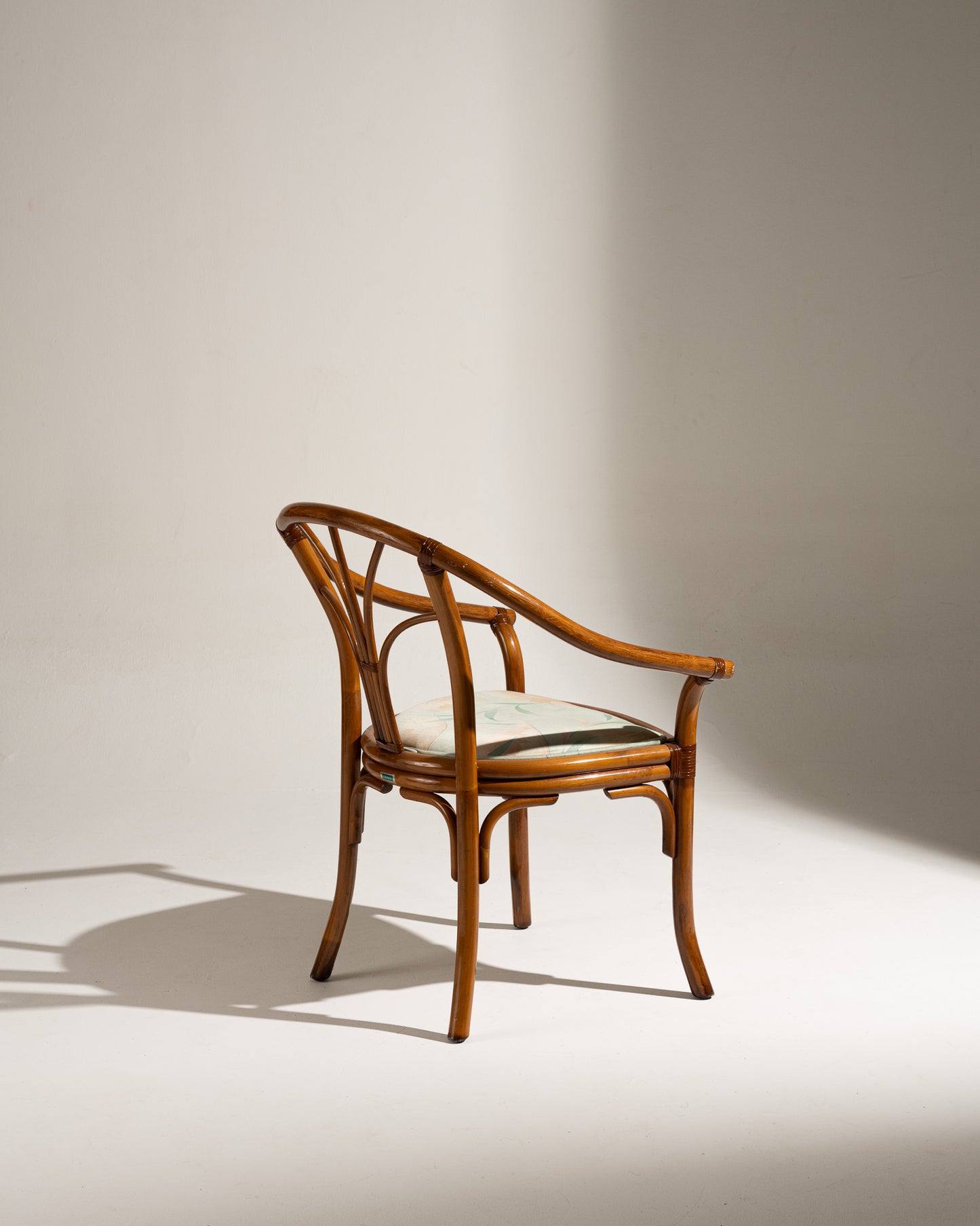 PAIRE DE FAUTEUILS EN ROTIN ET TISSU FLEURI, 1970s