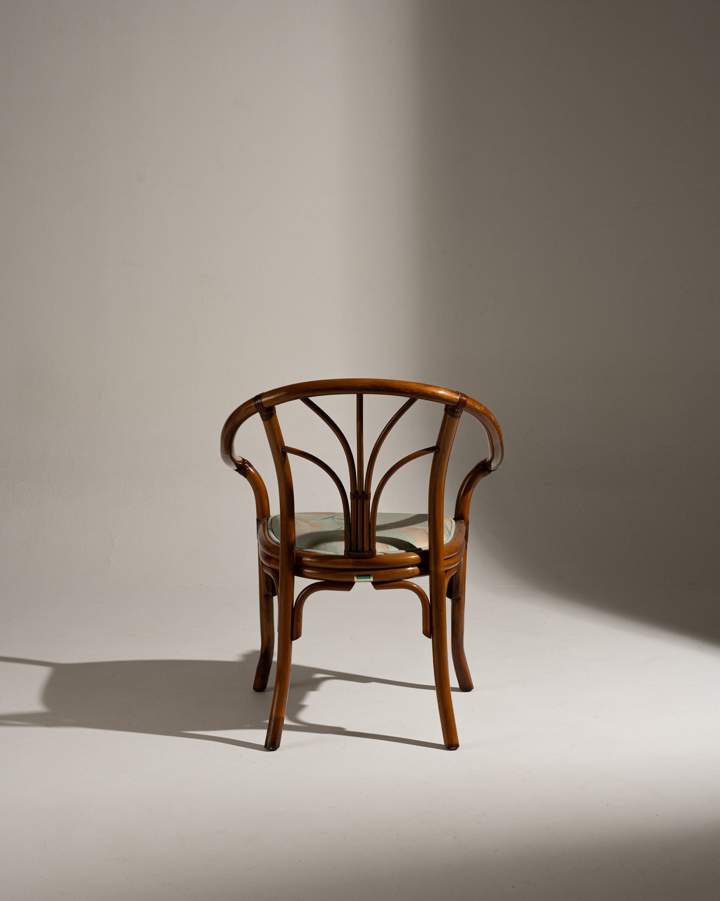 PAIRE DE FAUTEUILS EN ROTIN ET TISSU FLEURI, 1970s