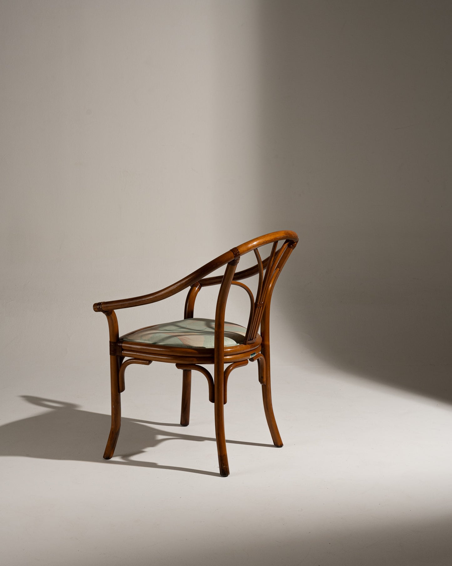 PAIRE DE FAUTEUILS EN ROTIN ET TISSU FLEURI, 1970s