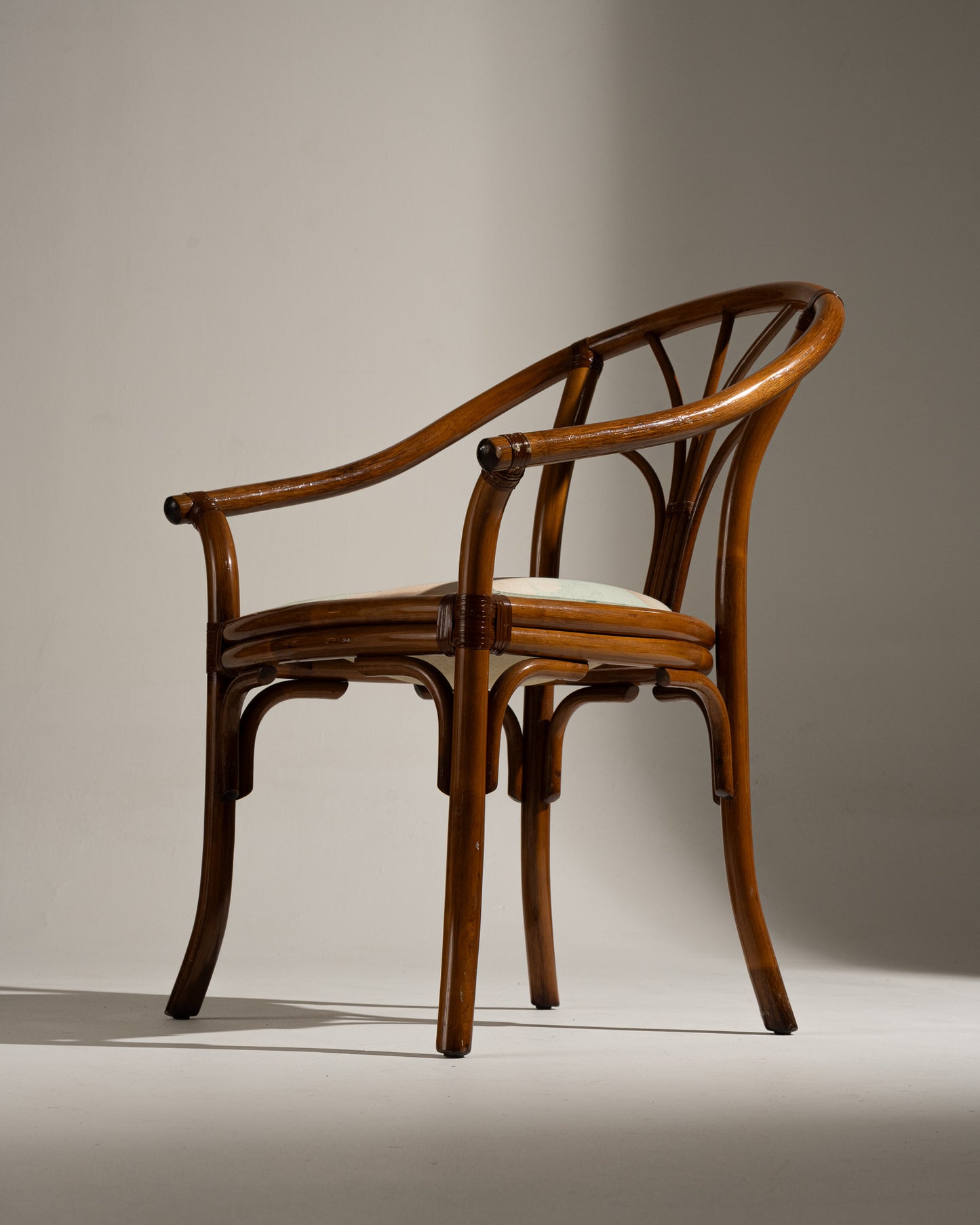 PAIRE DE FAUTEUILS EN ROTIN ET TISSU FLEURI, 1970s