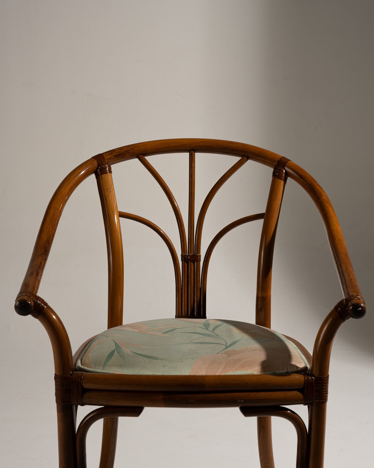 PAIRE DE FAUTEUILS EN ROTIN ET TISSU FLEURI, 1970s