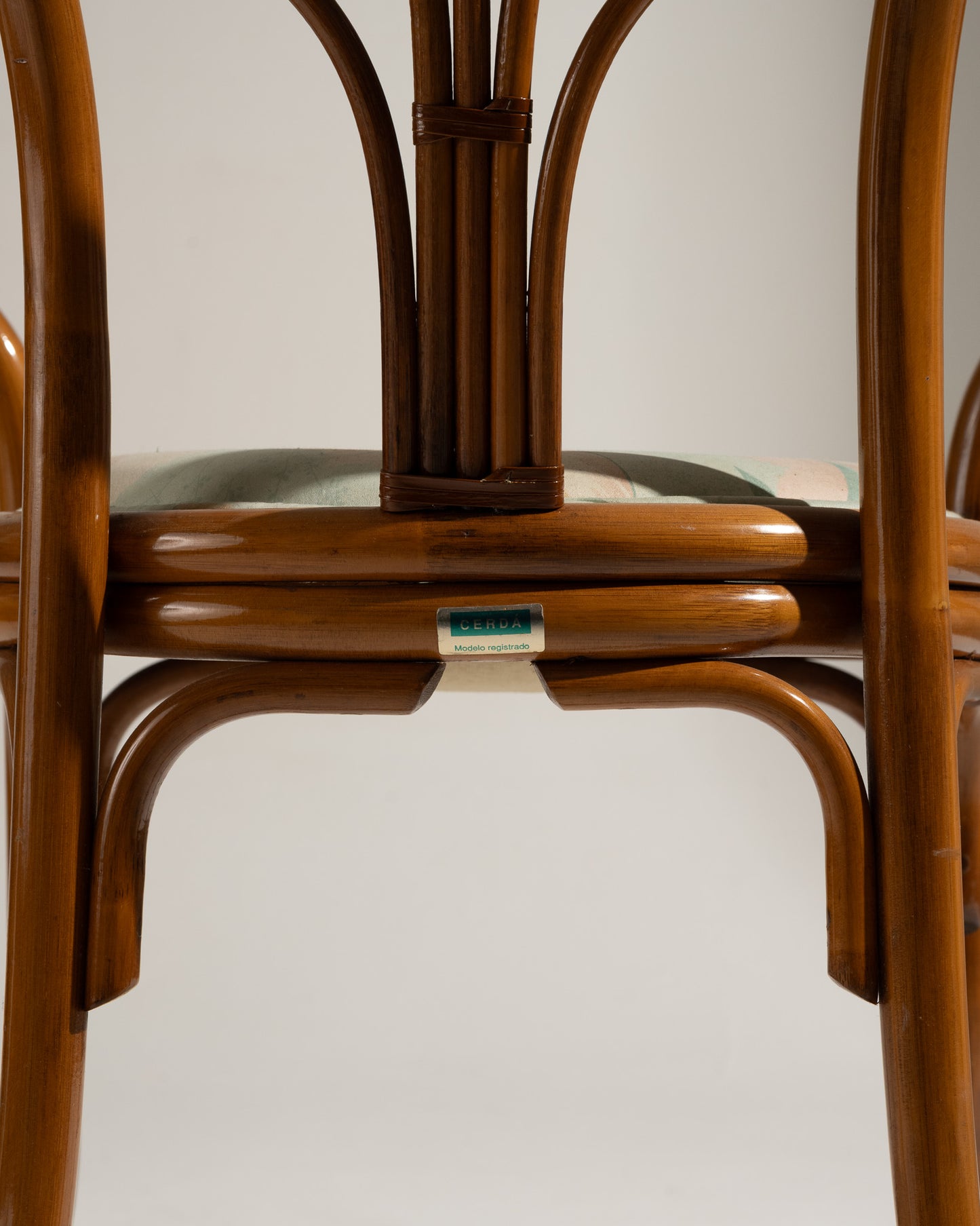 PAIRE DE FAUTEUILS EN ROTIN ET TISSU FLEURI, 1970s