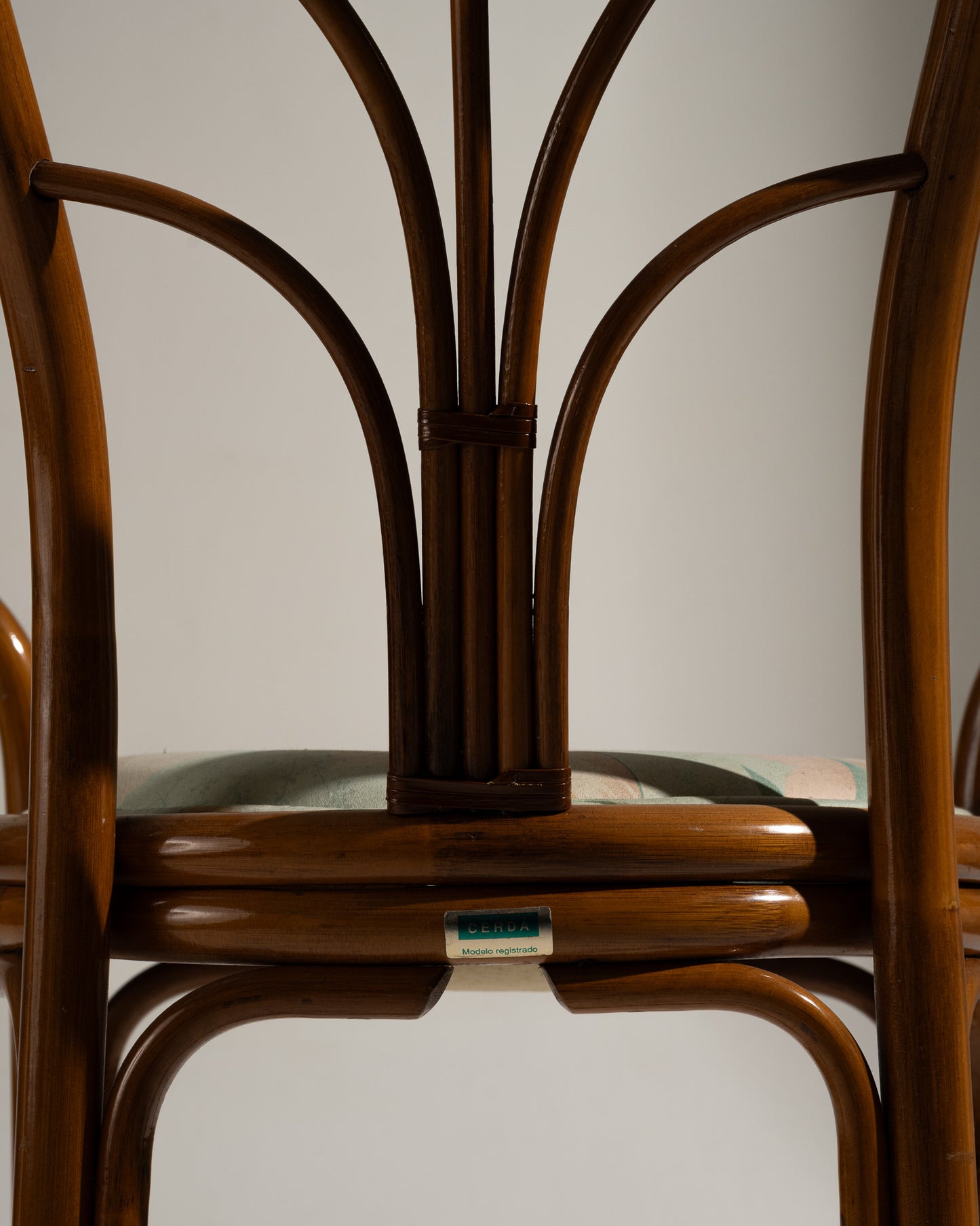 PAIRE DE FAUTEUILS EN ROTIN ET TISSU FLEURI, 1970s