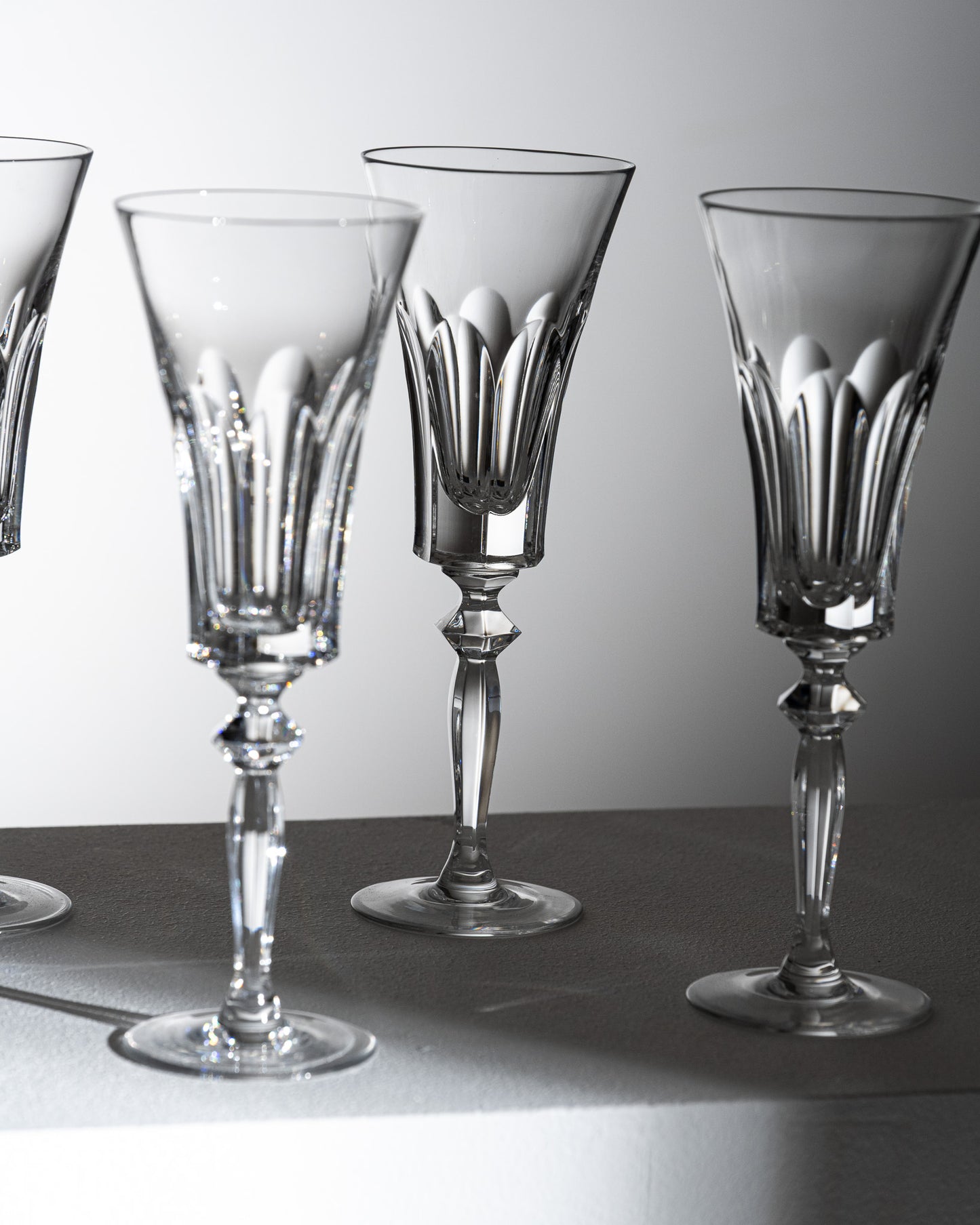SET DE 9 FLÛTES À CHAMPAGNE EN CRISTAL, SAINT-LOUIS, 1950s