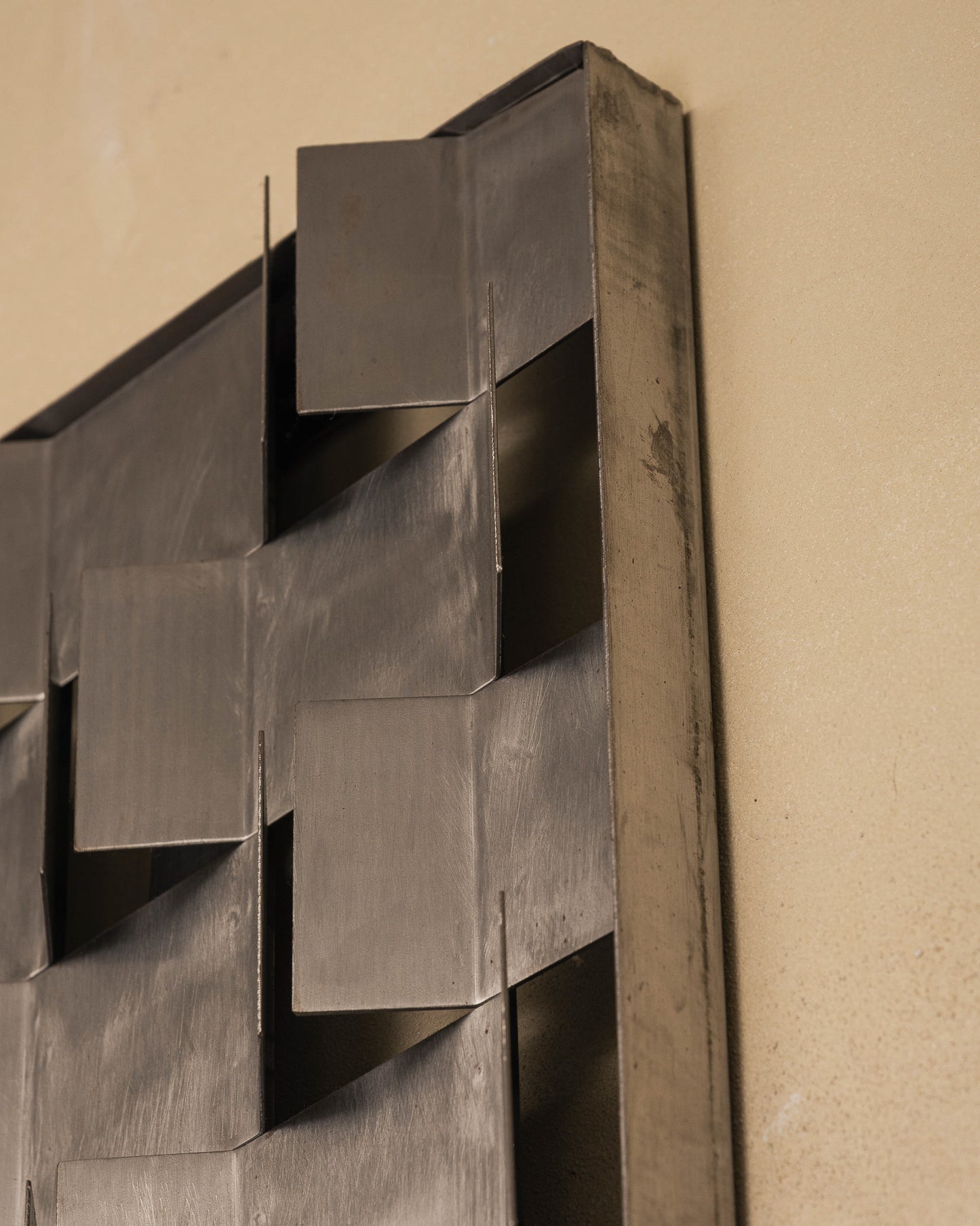 GRAND PANNEAU MURAL EN MÉTAL