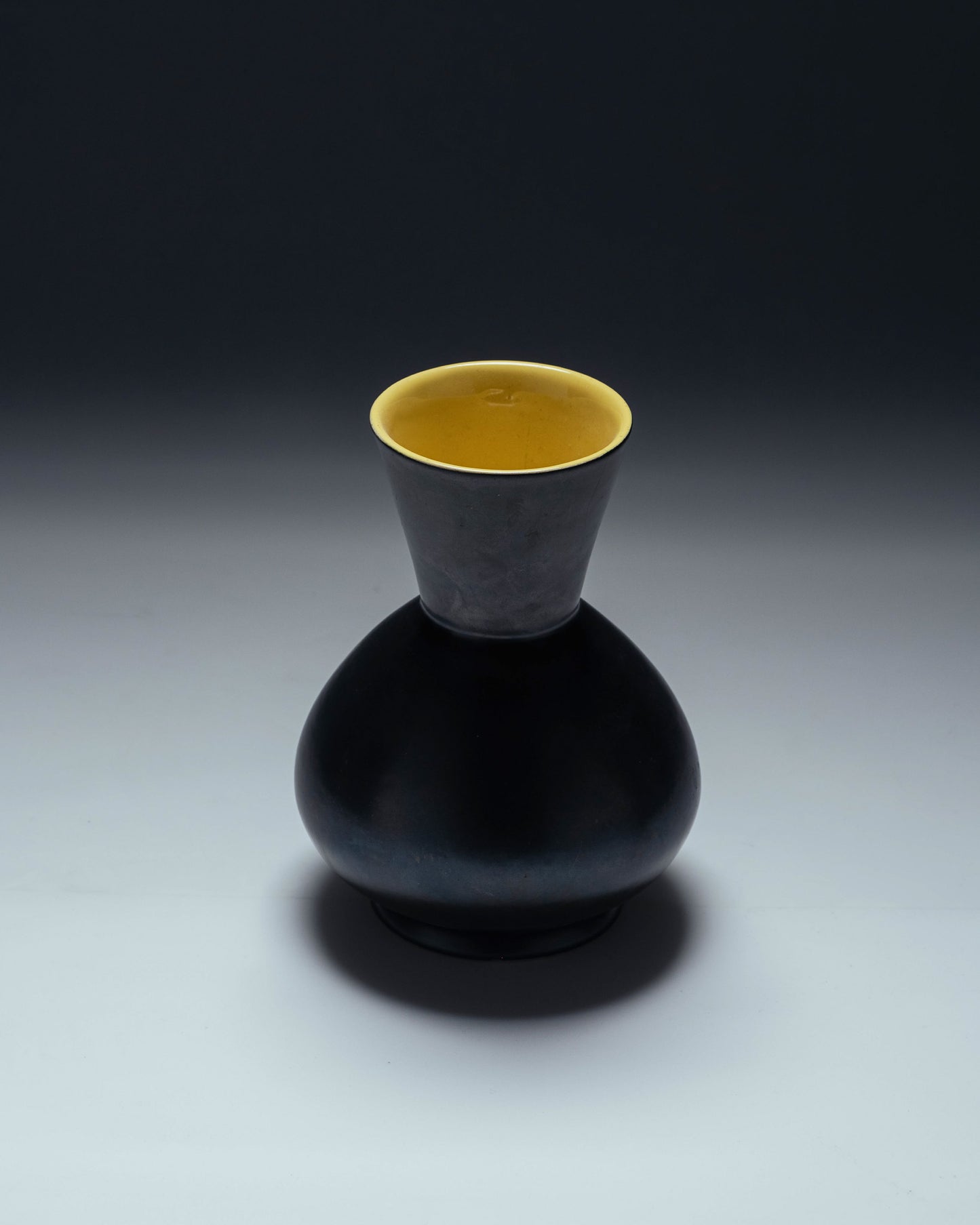 VASE EN CÉRAMIQUE JAUNE ET NOIR, 1960s