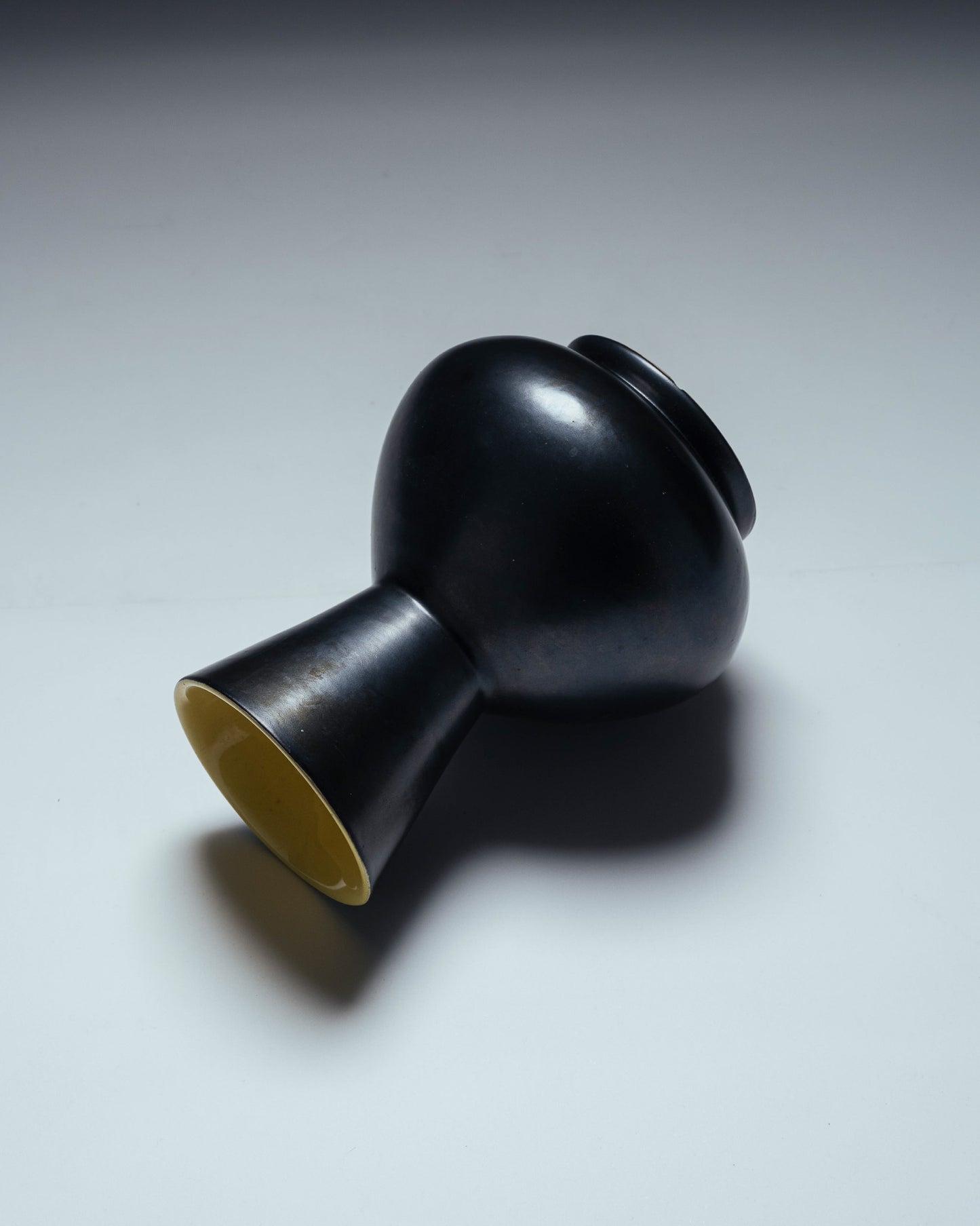 VASE EN CÉRAMIQUE JAUNE ET NOIR, 1960s