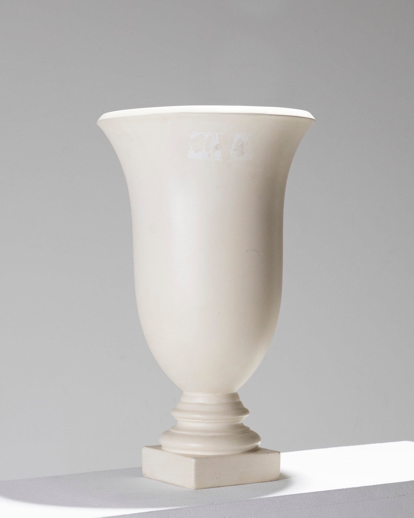 Luminous basin in white plaster