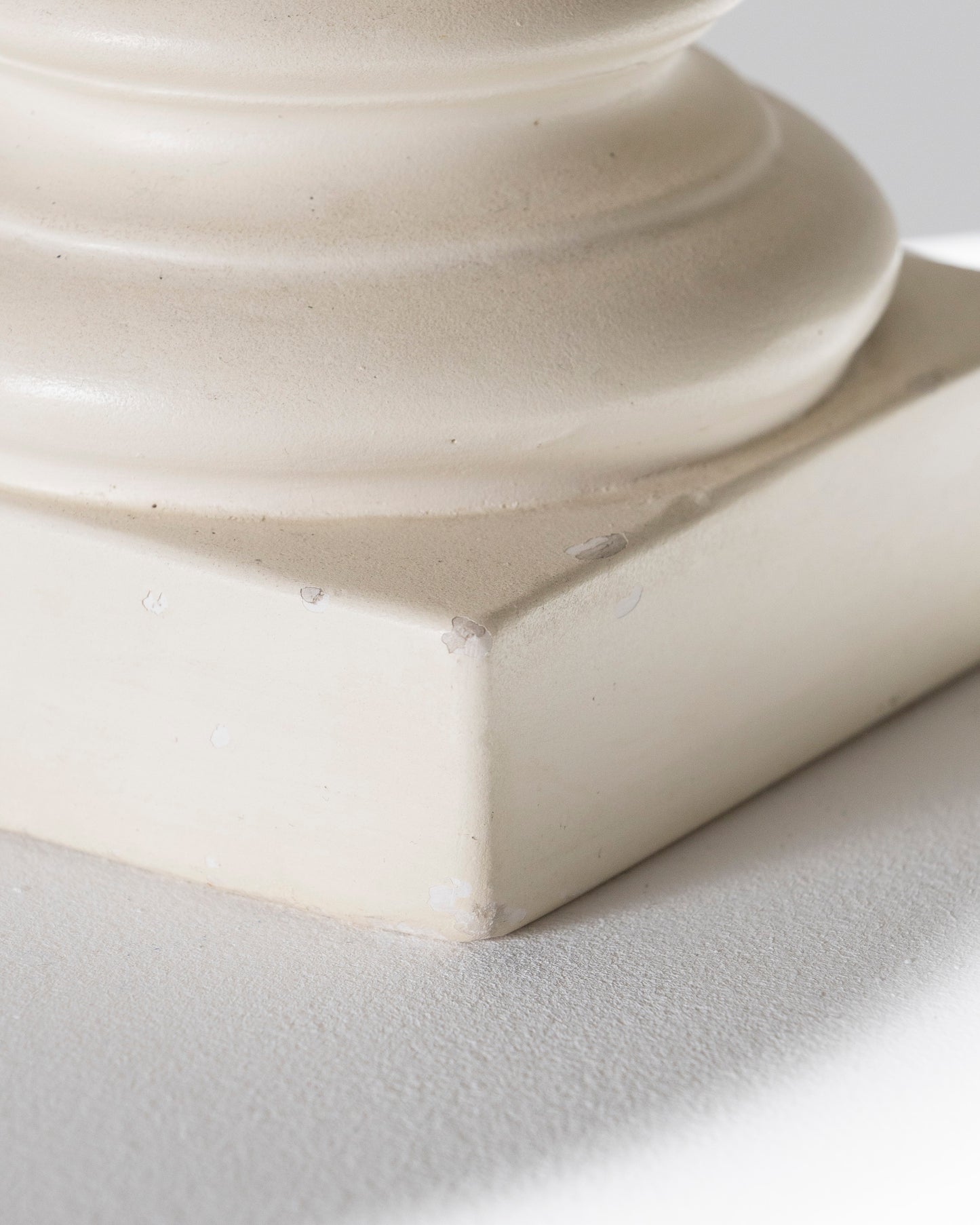 Luminous basin in white plaster